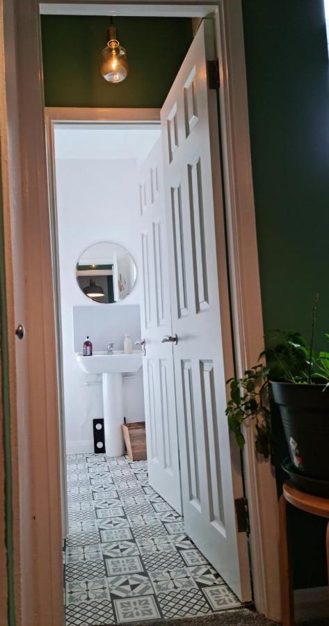 Elegant 1-Bedroom Apartment In Camden Town Лондон Екстериор снимка